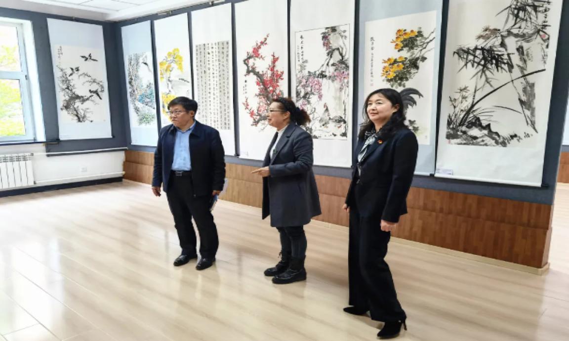 省委老干部局副局长张立军参观省老年大学书画研究会班子成员书画展