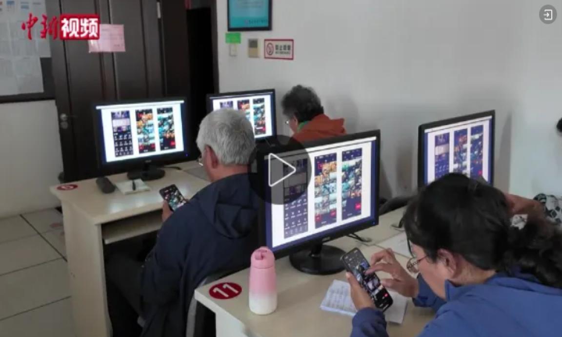 银发学生遇上“Z世代”教师：AI带来新乐趣——中国新闻网报道我校AI课程教学情况