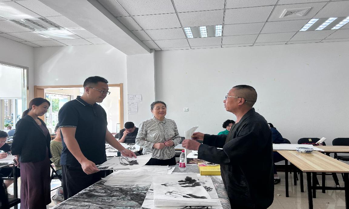 省老年大学领导调研净月高新区永兴街道柳莺社区教学点办学情况