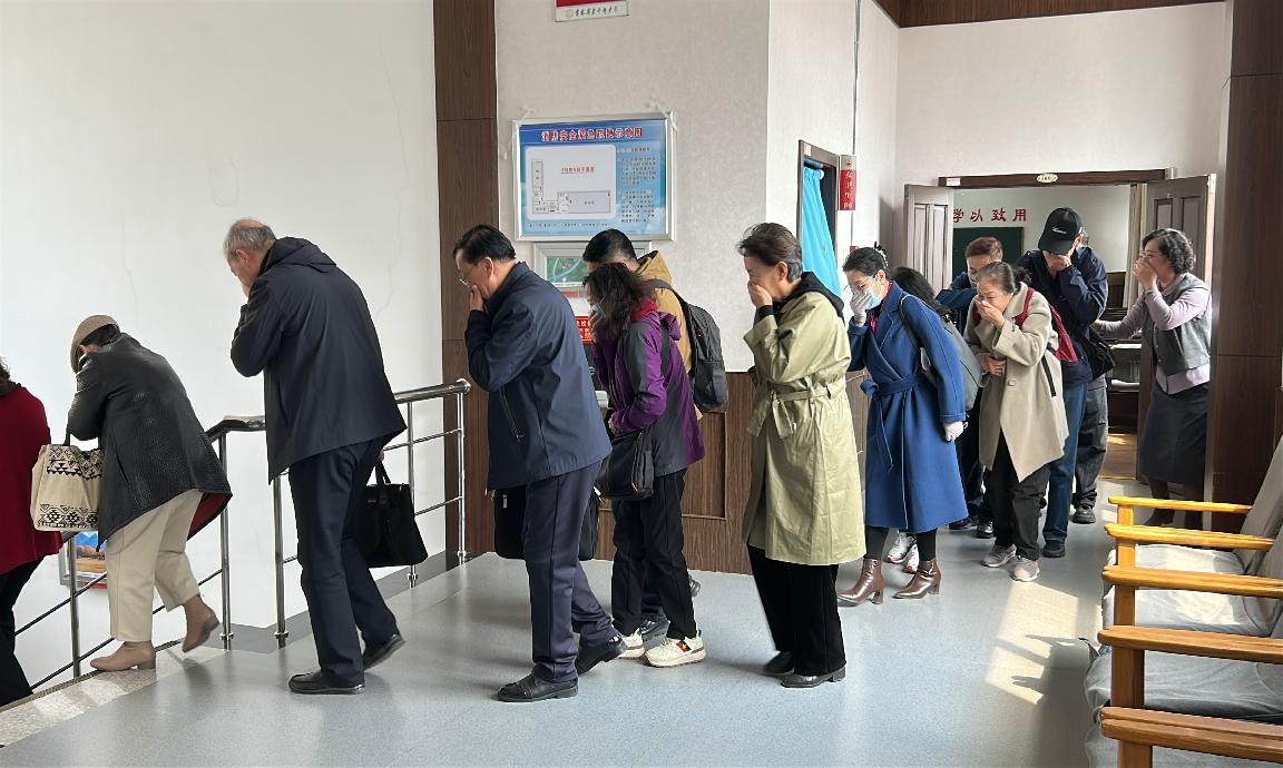 “消防大练兵”：演练培训双管齐下，严守校园安全防线